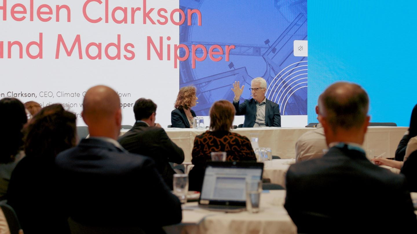 Ørsteds adm. direktør Mads Nipper og Climate Groups adm. direktør Helen Clarkson taler ved det konstituerende SteelZero-topmøde, der afholdes i Ørsteds hovedkvarter nord for København, Danmark den 31. maj 2022.