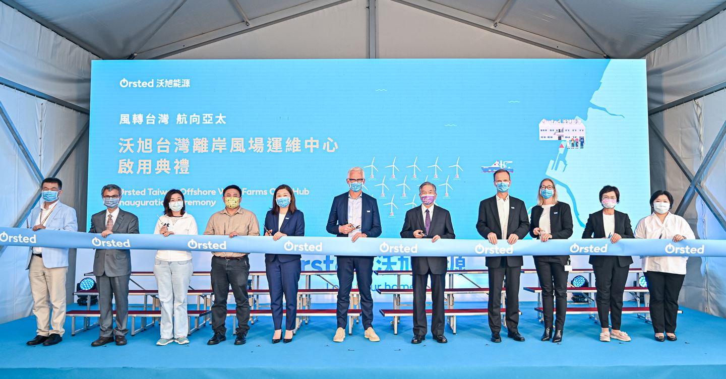 Mads Nipper, Group President and CEO of Ørsted (centre); Per Mejnert Kristensen, new President of Ørsted Asia-Pacific (fourth from right); Christy Wang, General Manager of Ørsted Taiwan (fifth from left); and Shen Jong-chin, Taiwan’s Vice Premier (fifth from right), at the ribbon cutting ceremony.