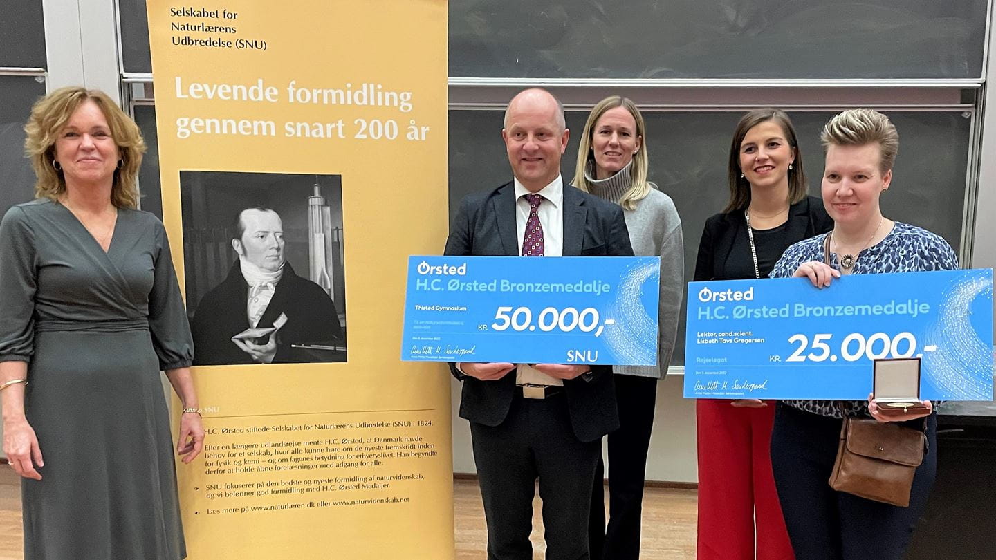 Lektor og medaljemodtager Lisbeth Tavs Gregersen sammen med Thisted Gymnasiums rektor, Søren Christensen. Til venstre SNUs præsident, professor Anja C. Andersen, og bagerst Anne Mette Mosekjær Sørensen, Head of Public Affairs Denmark hos Ørsted og Anela Bajric, Head of Mathematical Optimisation hos Ørsted.