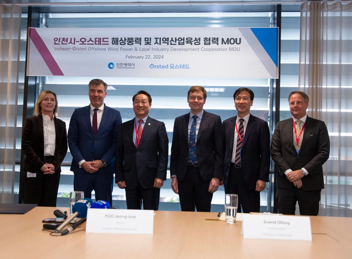 Foto fra underskriften. Fra venstre: Kommunikationsdirektør i Ørsted, Ingrid Reumert; klima-, energi- og forsyningsminister Lars Aagaard; borgmester for Incheon Metropolitan City, Yoo Jeong-bok; bestyrelsesleder i Ørsted, Thomas Thune Andersen; Koreas ambassadør i Danmark, Kim Hyung Gil; og Danmarks ambassadør i Korea, Svend Olling.