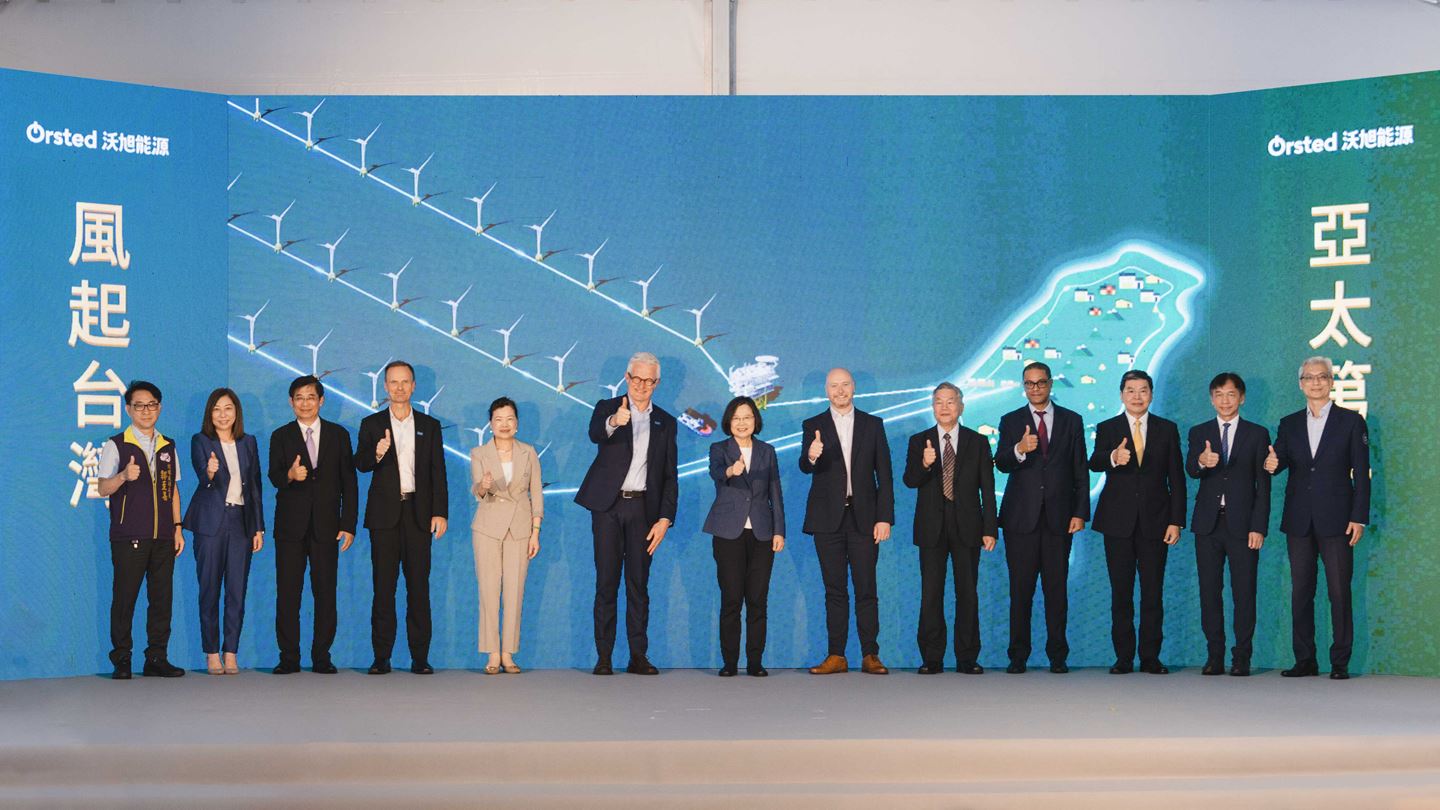 Indvielse af havvindmølleparkerne Greater Changhua 1 & 2a. Fra venstre; 1. Kuo Tsi-san, vicedepartementschef for departementet for økonomisk udvikling og udvikling af vedvarende energi i Changhua-regionen 2. Christy Wang, chef for Ørsteds aktiviteter i Taiwan 3. Lee Chun-li, Deputy Director General, Energy Administration, Ministry of Economic Affairs 4. Per Mejnert Kristensen, regionsdirektør for Asien og Stillehavsområdet 5. Wang Mei-hua, Taiwans minister for økonomiske anliggender 6. Mads Nipper, koncernchef og administrerende direktør for Ørsted 7. Tsai Ing-wen, præsident for Taiwan 8. Patrick Harnett, koncerndriftsdirektør i Ørsted 9. Shen Jong-chin, seniorrådgiver for Taiwans præsident 10. John Faye, bestyrelsesformand for Mercury Taiwan Holdings Limited 11. Lee Chang-ken, koncernchef for Cathay Financial Holdings 12. Jeff Chang, bestyrelsesformand for Cathay PE 13. Chou Yu-hsin, vicegeneraldirektør for ministeriet for industriel udvikling, økonomiministeriet