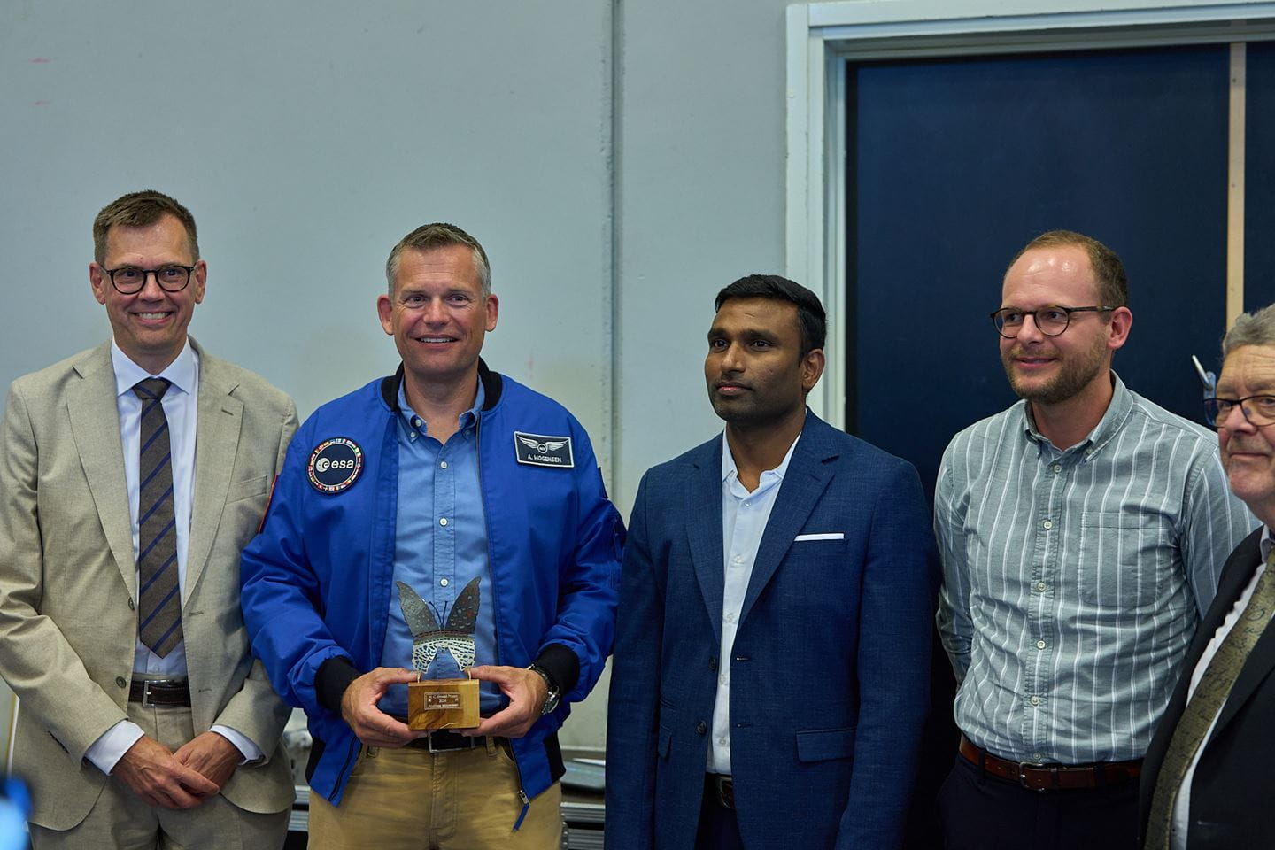 Fra venstre mod højre: Formanden for priskomiteen, professor Jacob Østergaard, DTU; Astronaut, Andreas Mogensen; Vinay Chakravarthi Gogineni, modtager af forskertalentprisen; Kasper Tolborg, modtager af forskertalentprisen; Troels Krøyer, formand for H.C. Ørsted Selskabet.