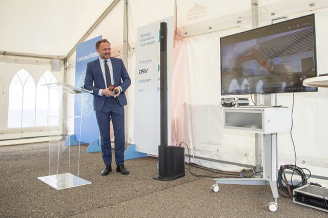 Klima-, energi- og forsyningsminister Dan Jørgensen igangsætter gravearbejdet på H2RES. Foto: Filip Misiak Photography.