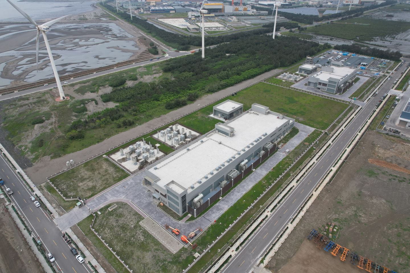 全台最大規模900 MW之大彰化東南及西南第一階段離岸風場兩座陸上變電站如期完工並通電運轉