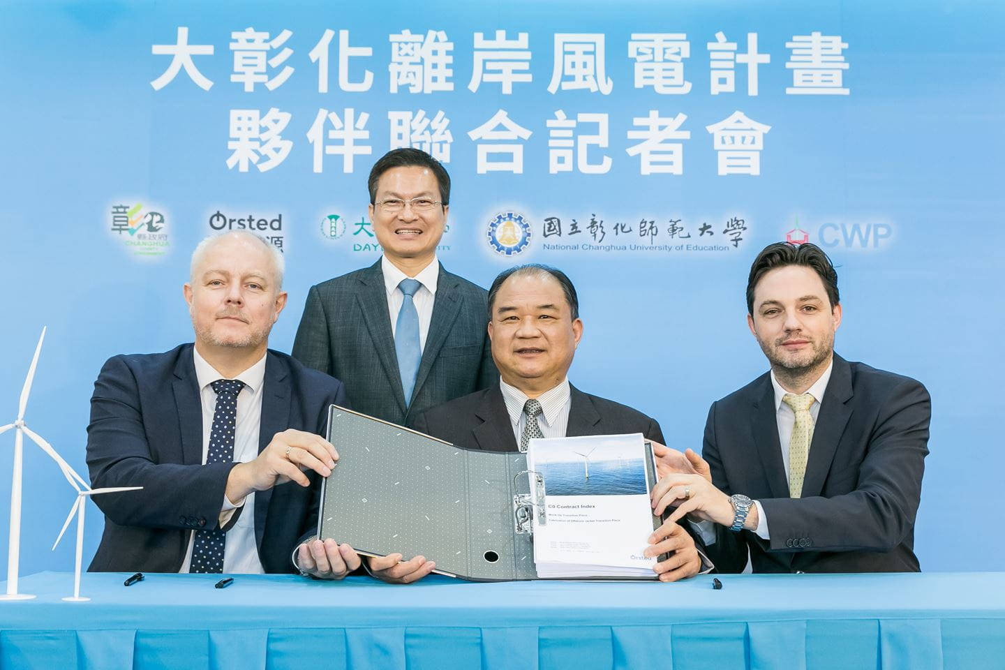 There are: Wen Hsiang Lai (center) CWP Chairman. Lars kristensen (left), Senior Vice President, Bladt. Matthias Bausenwein (right), General Manager for Asia Pacific, Ørsted. Ming Ku Wei (standing), Changhua County Magistrate.