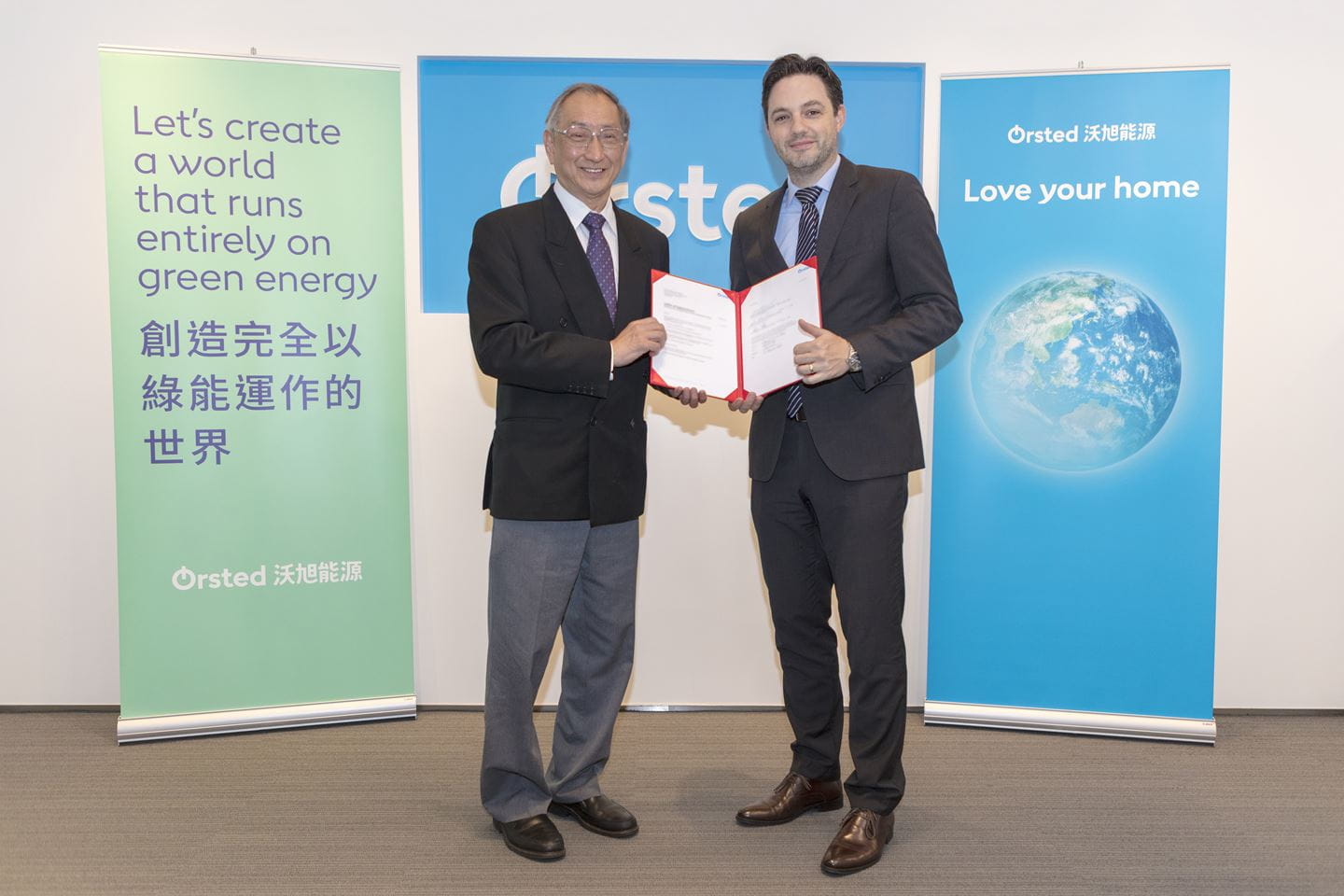 Matthias Bausenwein (right) General Manager for Asia Pacific, Ørsted. Kuo-Liang Chao(left) Chairman, CR Classification Society.