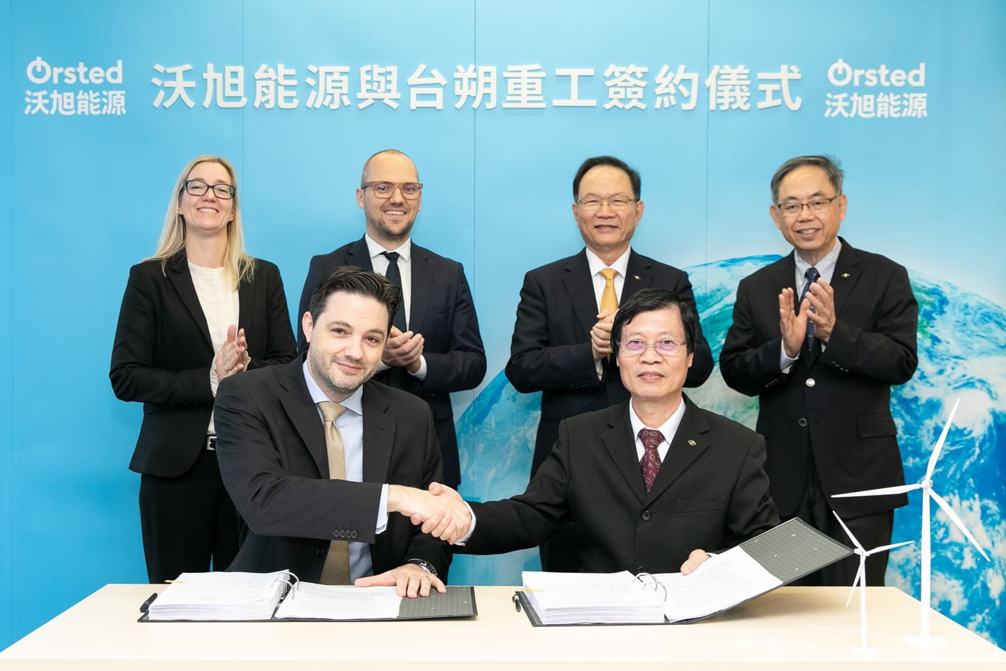 沃旭能源與台朔重工簽署新台幣20億元水下基礎基樁製造合約。前左至右:沃旭能源亞太區總經理柏森文、台朔重工資深副總經理洪崇發。後左至右:大彰化東南及西南風場建造營運長 Frida Persson及執行長Casper Frost Thorhauge、台塑工業董事長林健男、台朔重工總經理吳國雄