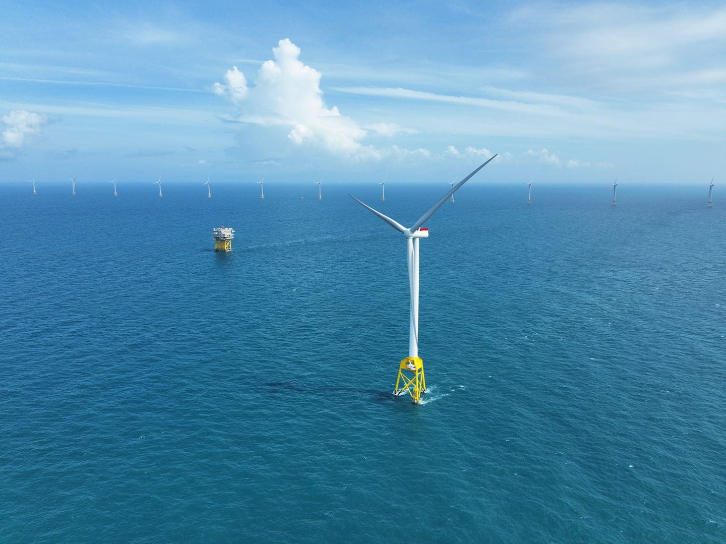 900 MW大彰化東南及西南第一階段離岸風場每年生產乾淨電力相當於超過13,000座大安森林公園減碳量