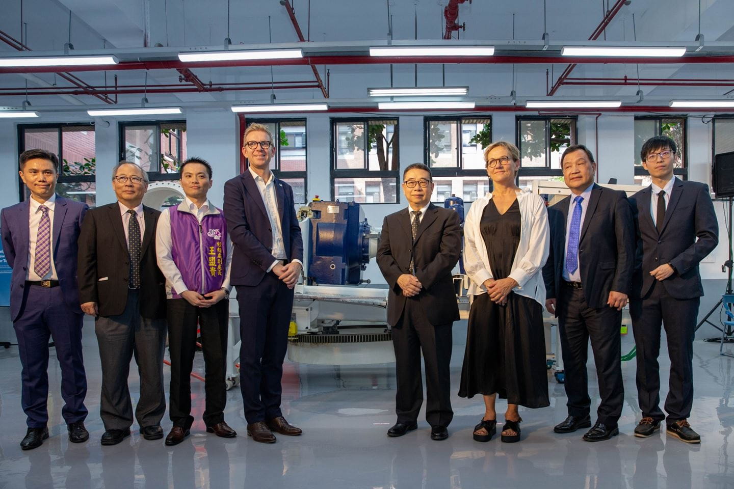沃旭能源團隊 大葉大學團隊與教學用機艙合影 (左一_大葉大學工學院陳郁文院長 左四_沃旭亞太區風場運維總監Andreas Munk Janson 右四_大葉大學 梁卓中校長 右三_沃旭能源學習與發展部門總監Bente Boa)