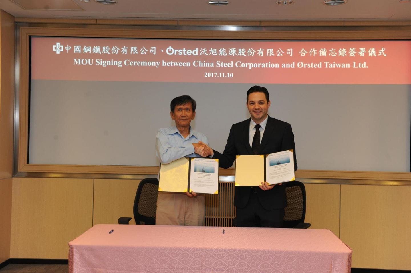 中鋼公司風電事業發展委員會主委程慶鐘(左)與沃旭能源台灣董事長柏森文(Matthias Bausenwein) 於雙方合作意向書簽署後合影