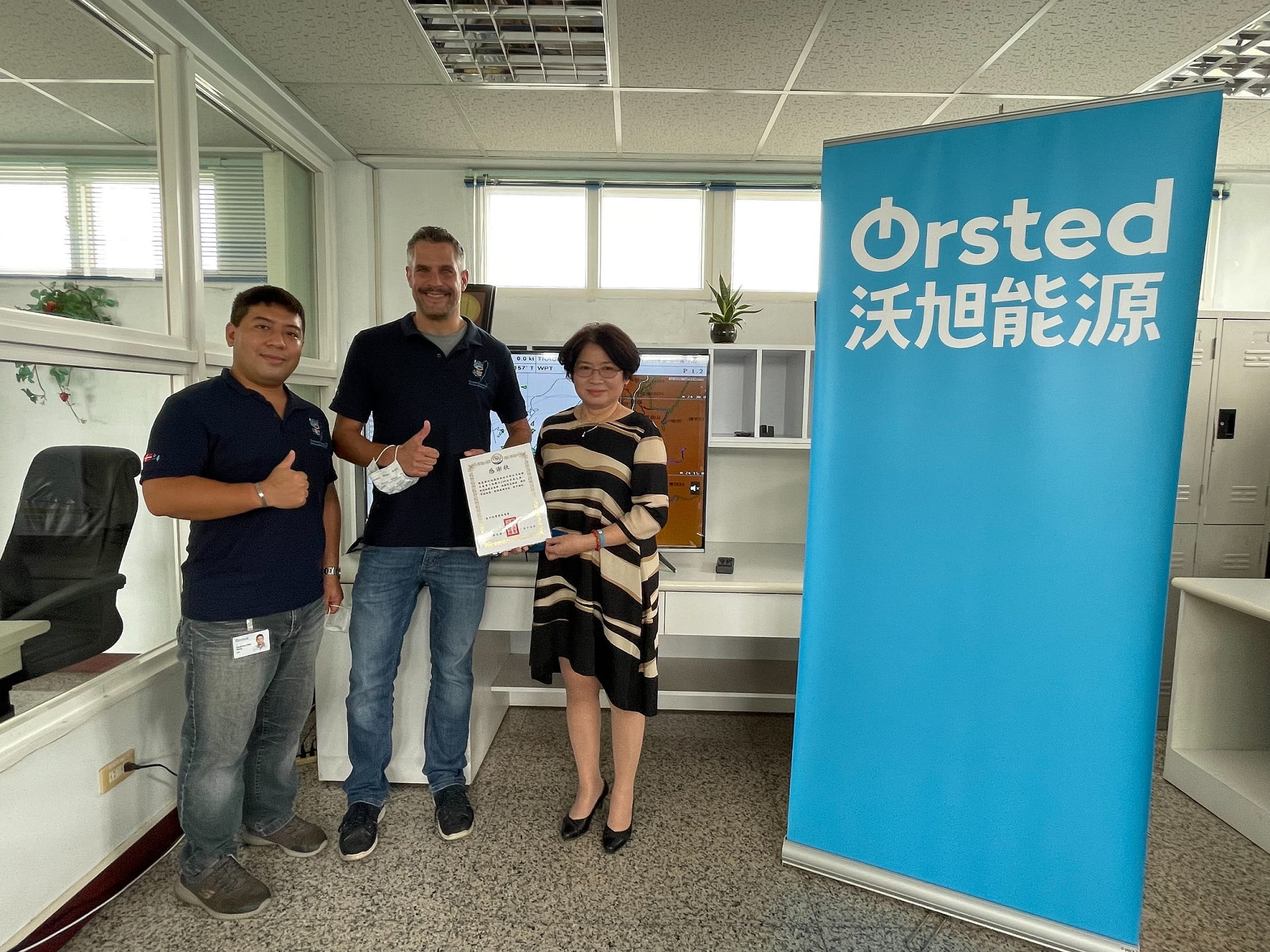 沃旭能源捐贈先進通訊及雷達設備儀器予臺中漁業通訊電臺，協助提升沿岸、近海漁船海上通訊品質，增進漁民海上作業安全。 (左起)大彰化東南及西南第一階段離岸風場資深專案經理王佳智、資深協理曼弗雷德、臺中漁業通訊電臺臺長張妤琳