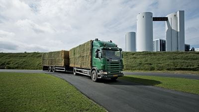lastbil på väg in i biogasanläggning