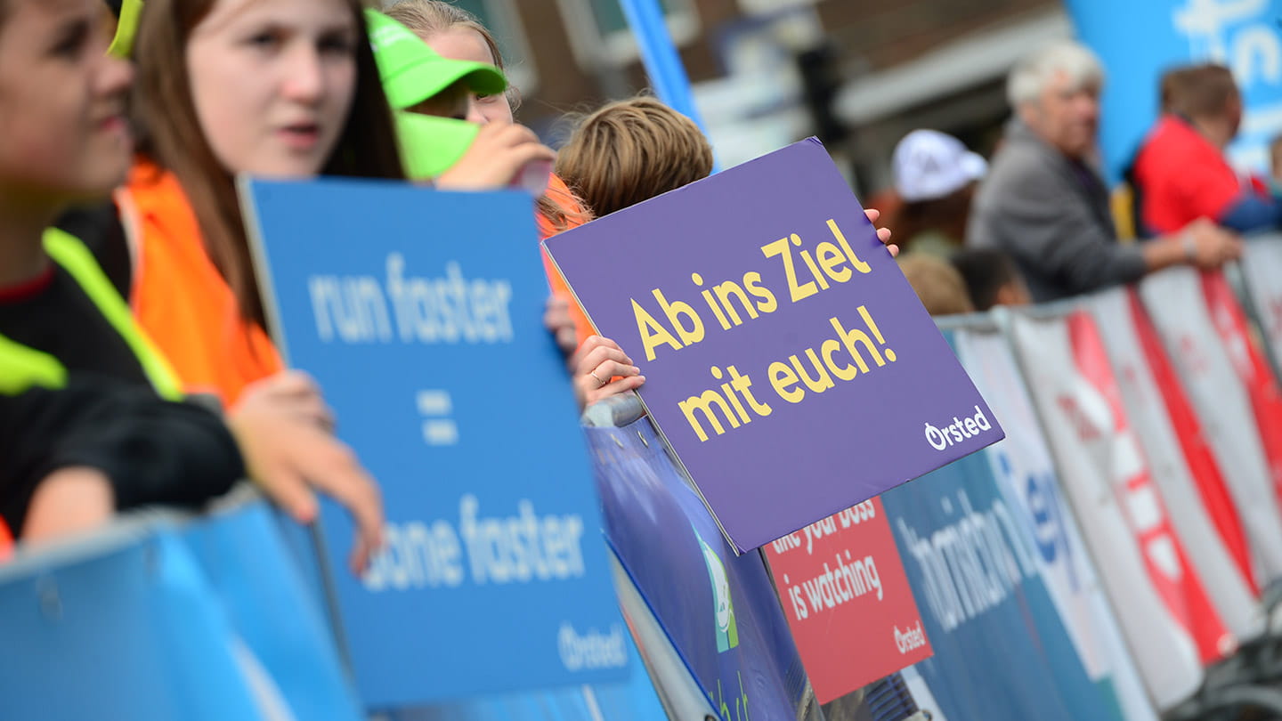 Motivierende Schilder mit Anfeuerungssprüchen für die Ørsted Sommerstaffel