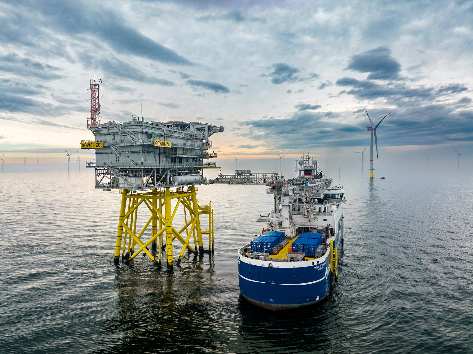 Service Operation Vessel (SOV) angedockt an Offshore-Umspannstation