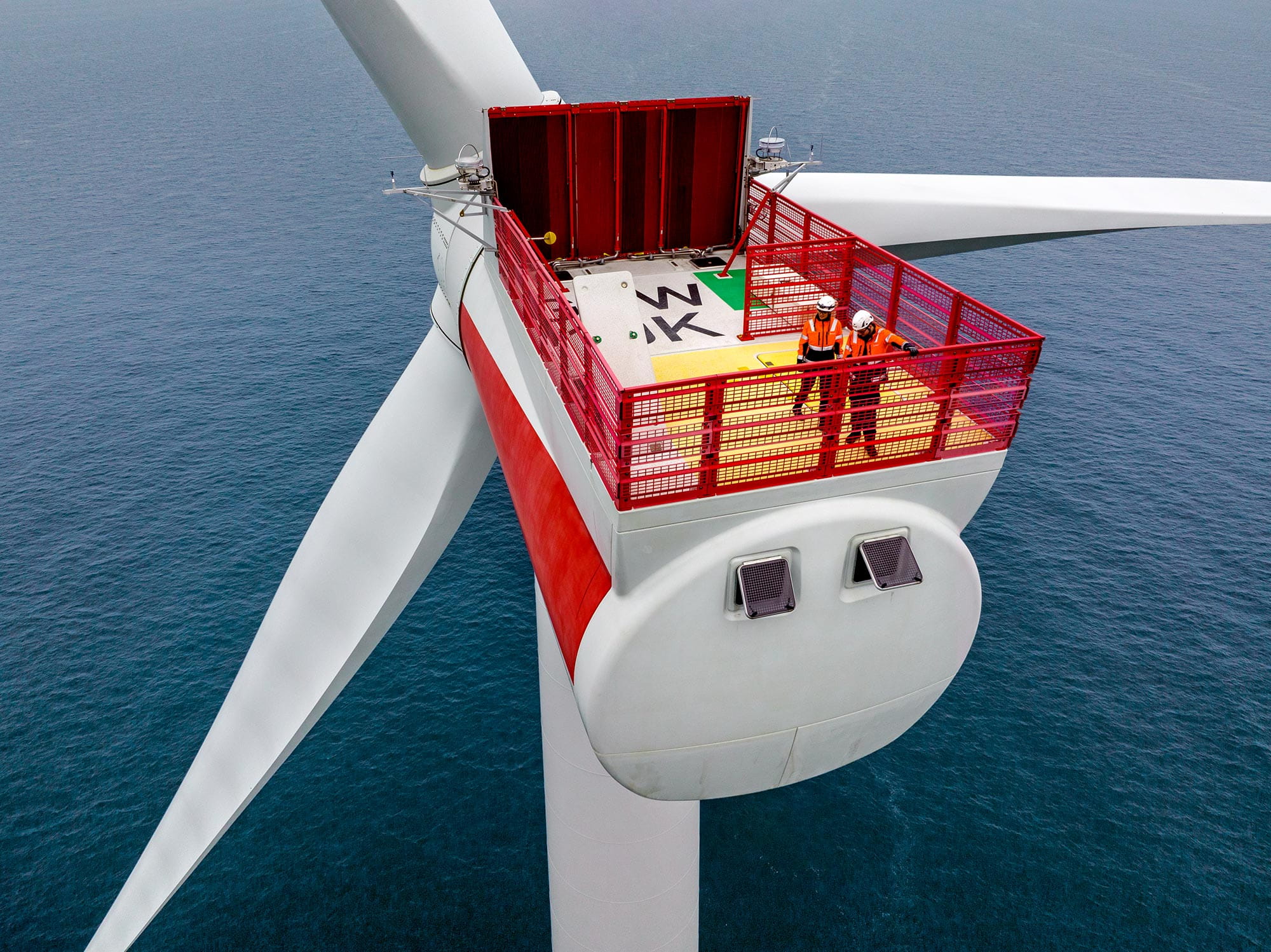 Techniker auf einer Windkraftanlage