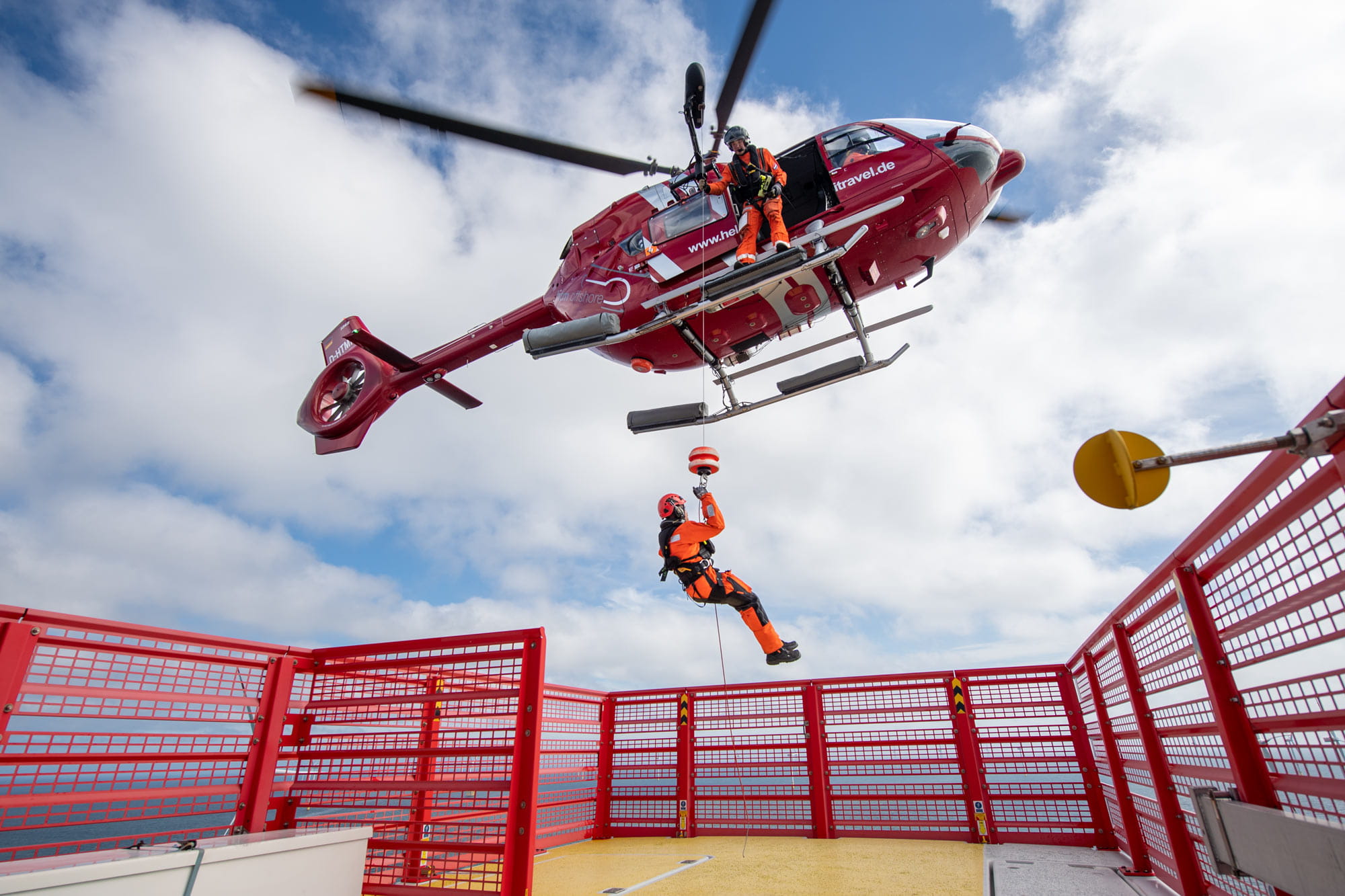 Umstieg per Helikopter auf die Anlage 