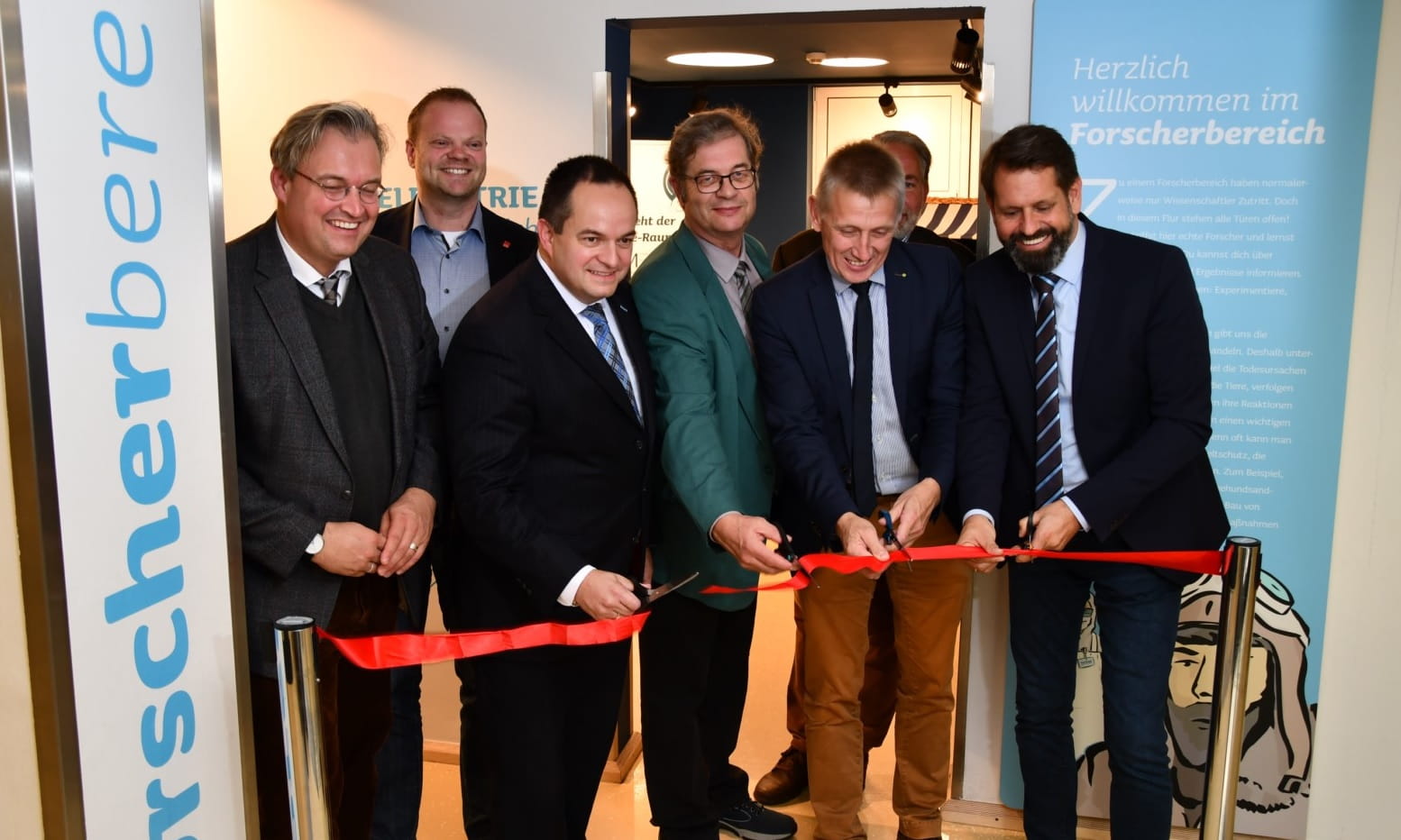 Eröffnung des neuen Ausstellungsbereichs (v.l.n.r.): Nordens Bürgermeister Heiko Schmelzle (CDU), Landtagsabgeordneter Matthias Arends (SPD), Volker Malmen (Geschäftsführer Ørsted Deutschland), Behrend Brechters (Vorsitzender Verein zur Erhaltung und Erforschung des Seehunds), Peter Südbeck (Leiter der Nationalparkverwaltung) und Umweltminister Olaf Lies (SPD). Quelle: Seehundstation Norddeich