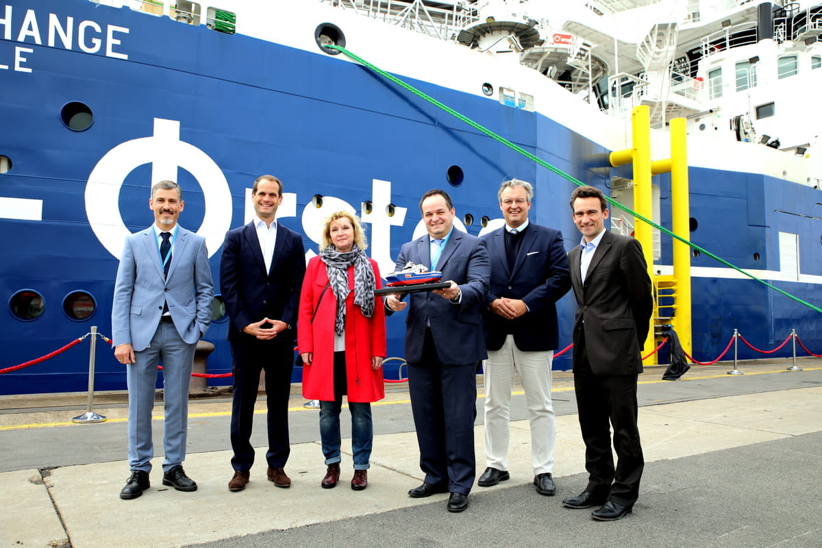 Malte Hippe (Geschäftsführer Ørsted), Edouard Louis-Dreyfus (President Louis Dreyfus Armateurs), Doris Kruse (Stv. Bürgermeisterin Emden), Volker Malmen (Geschäftsführer Ørsted), Heiko Schmelzle (Bürgermeister Norden) und Sebastien Floc'h (Deputy CEO Louis Dreyfus Armateurs) vor der Wind of Change. (Quelle: Ørsted/Nicolai Heise)