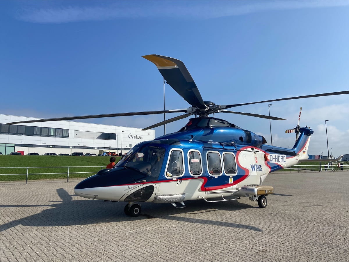 Der HEMS Helikopter vor dem Betriebsgebäude von Ørsted in Norddeich | Ørsted