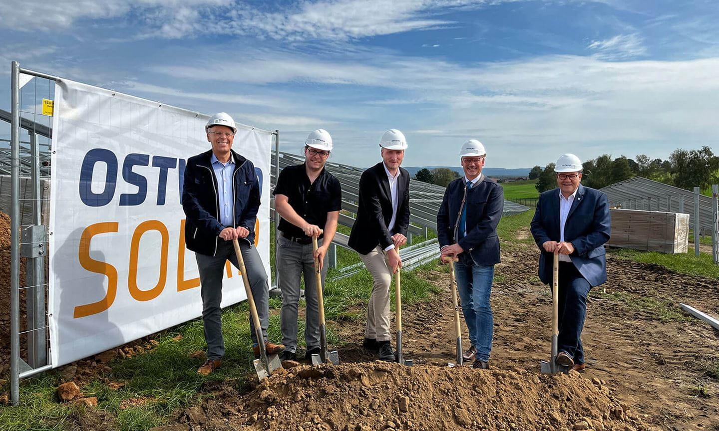 Spatenstich in Altenschwand (v. l. n. r.): Christian Kutschker, Stefan Baschel-Buchwald, Stefan Bachmaier (alle OSTWIND), Bürgermeister Georg Hoffmann, Bodenwöhr, und Bürgermeister Thomas Falter, Wackersdorf. (Foto: M. Winkler/OSTWIND)