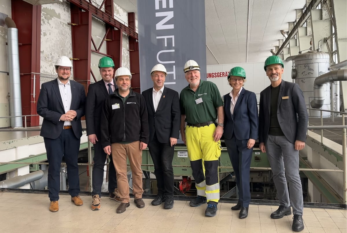 Leiten den Start der Ausbildungsinitiative ein: Tim Kruithoff, OB Emden; Timo Wiese, IHK Emden; Florian Würtz, Geschäftsführer Northland Power; Johann Saathoff, MdB; Jens Thomas, Standortleiter des Statkraft Kraftwerks in Emden; Irina Lucke, Geschäftsführerin Omexom und Malte Hippe, Geschäftsführer Ørsted (v.l.n.r.)