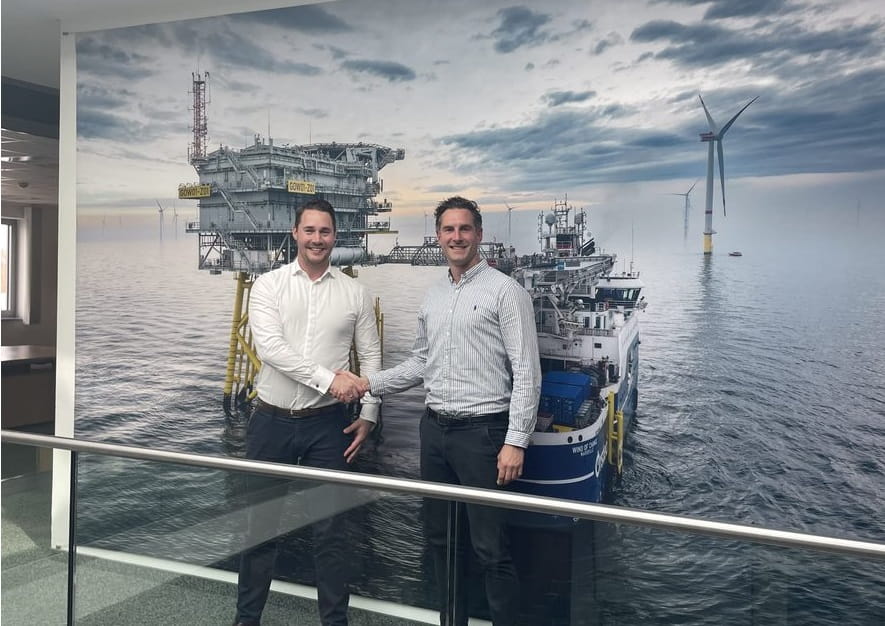 Eröffneten gemeinsam das Projektbüro: Timo Siebahn, Geschäftsführer der epas, und Dennis Bormann, Bauleiter bei Ørsted und verantwortlich für die Koordination der Offshore-Installationsarbeiten bei Borkum Riffgrund 3 und Gode Wind 3 (v.l.n.r.)