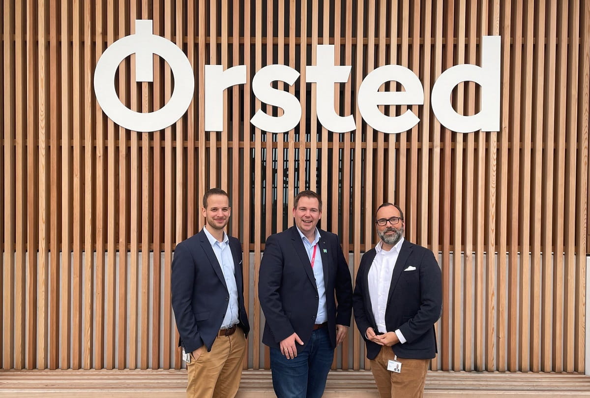 Thijs Schless, Ørsted-Betriebsleiter am Standort Norddeich, Florian Eiben, Bürgermeister der Stadt Norden und Jörg Kubitza, Geschäftsführer von Ørsted in Deutschland (v.l.n.r.).