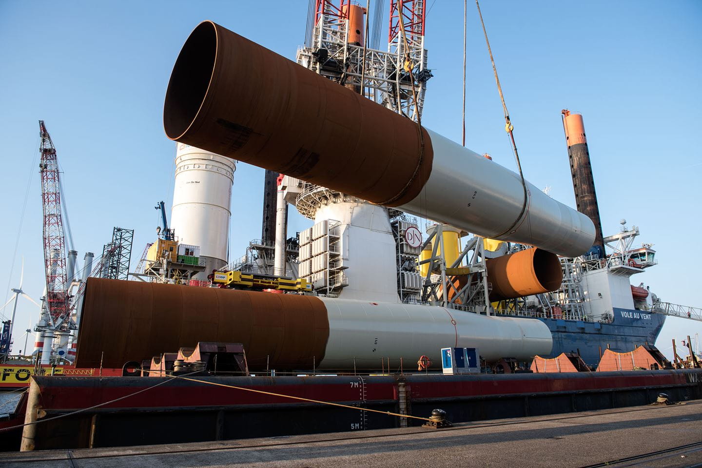 Monopiles bei der Verladung für den Offshore-Windpark Borkum Riffgrund 2 | Ørsted