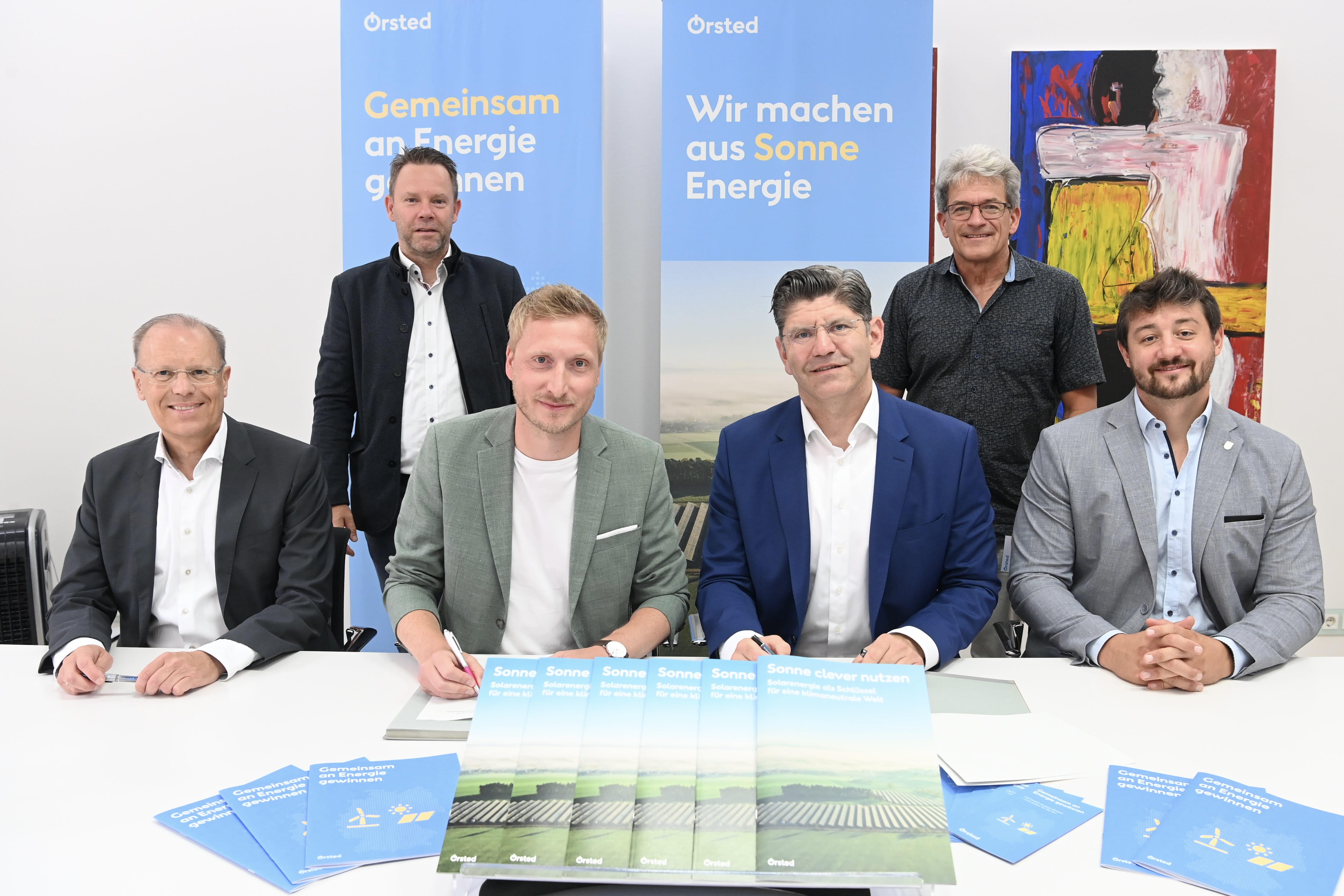 Vertragsunterzeichnung: Die KERL GmbH beteiligt sich an Ørsted-Projekt in Brunn-Laaber. (v.li.n.re., sitzend: Christian Kutschker, Prokurist bei Ørsted, Stefan Bachmeier, Geschäftsführer der Orsted Onshore Deutschland GmbH, Béla Szabó und Maximilian Köckritz, Geschäftsführer der KERL, stehend: Marc Winkler, Ørsted und Karl Söllner, Bürgermeister der Gemeinde Brunn). Foto: H. C. Wagner