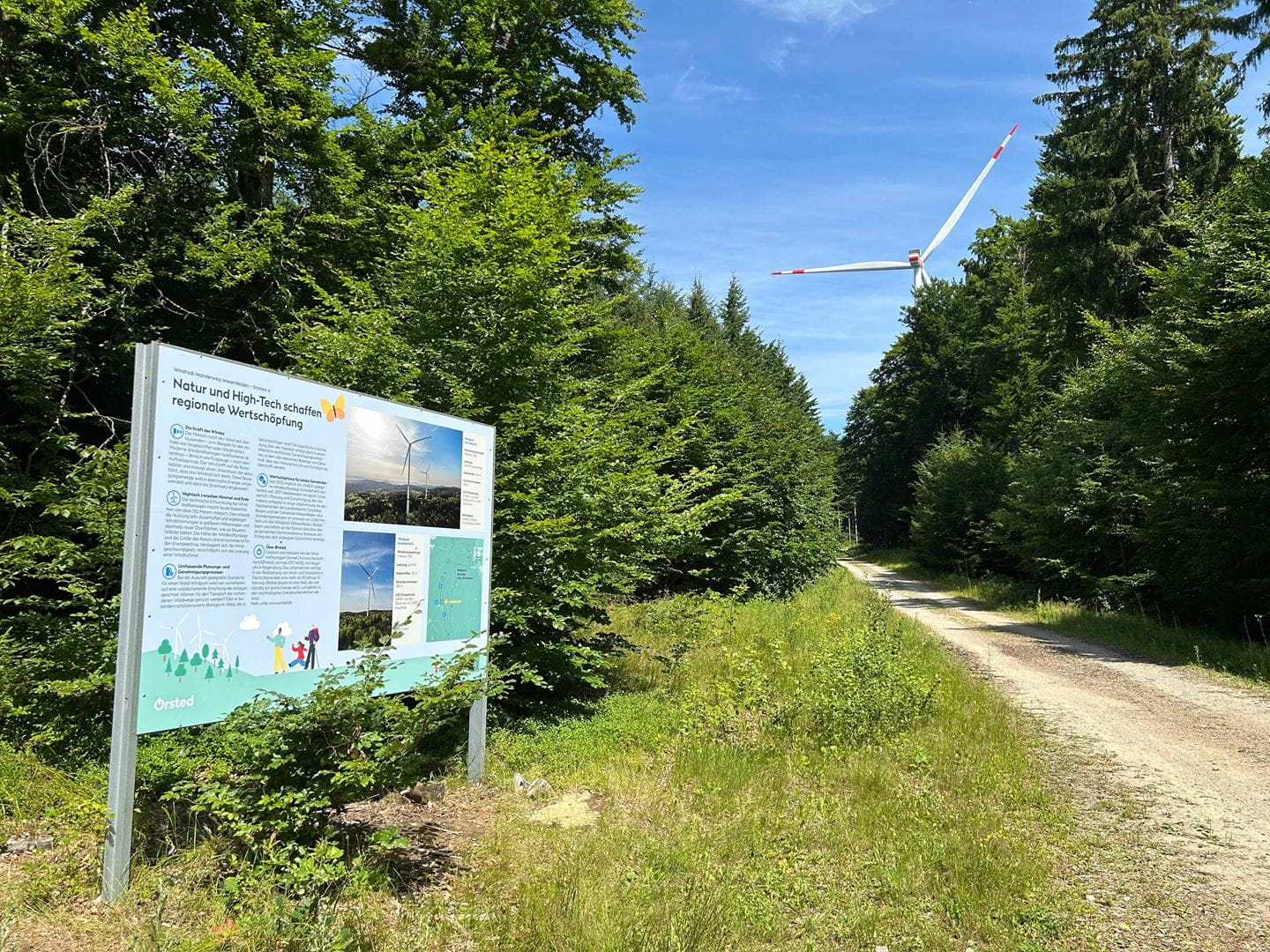Fünf anschauliche Infotafeln laden entlang des Wanderwegs zu einer kurzen Rast ein.