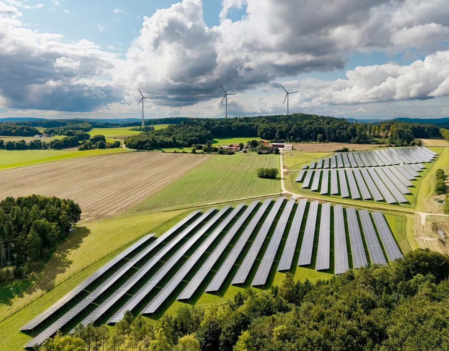Der neue Solarpark Hatzenhof und der Windpark Granswang (im Hintergrund) speisen in das nahe gelegene Umspannwerk Raitenbuch ein.