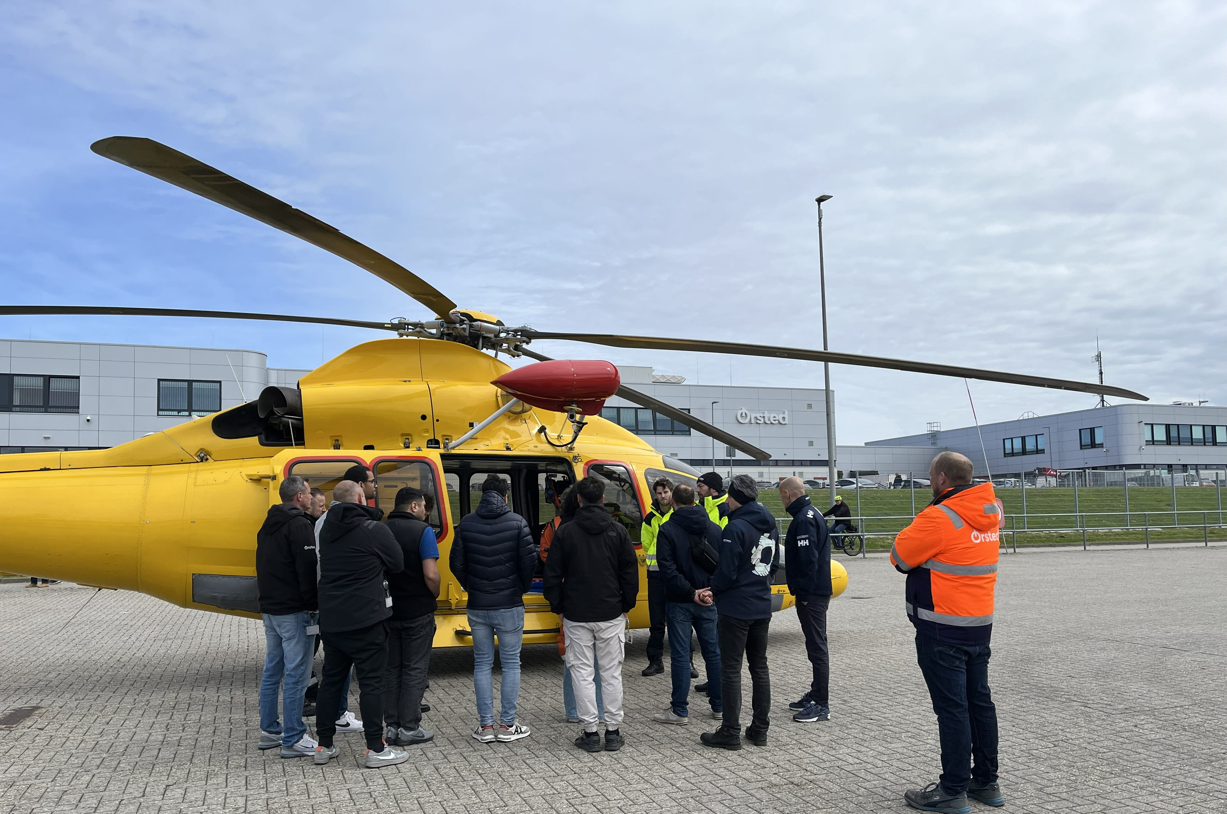 Interessierter Austausch zum Einsatz des Rettungshelikopters von Northern Helicopter.