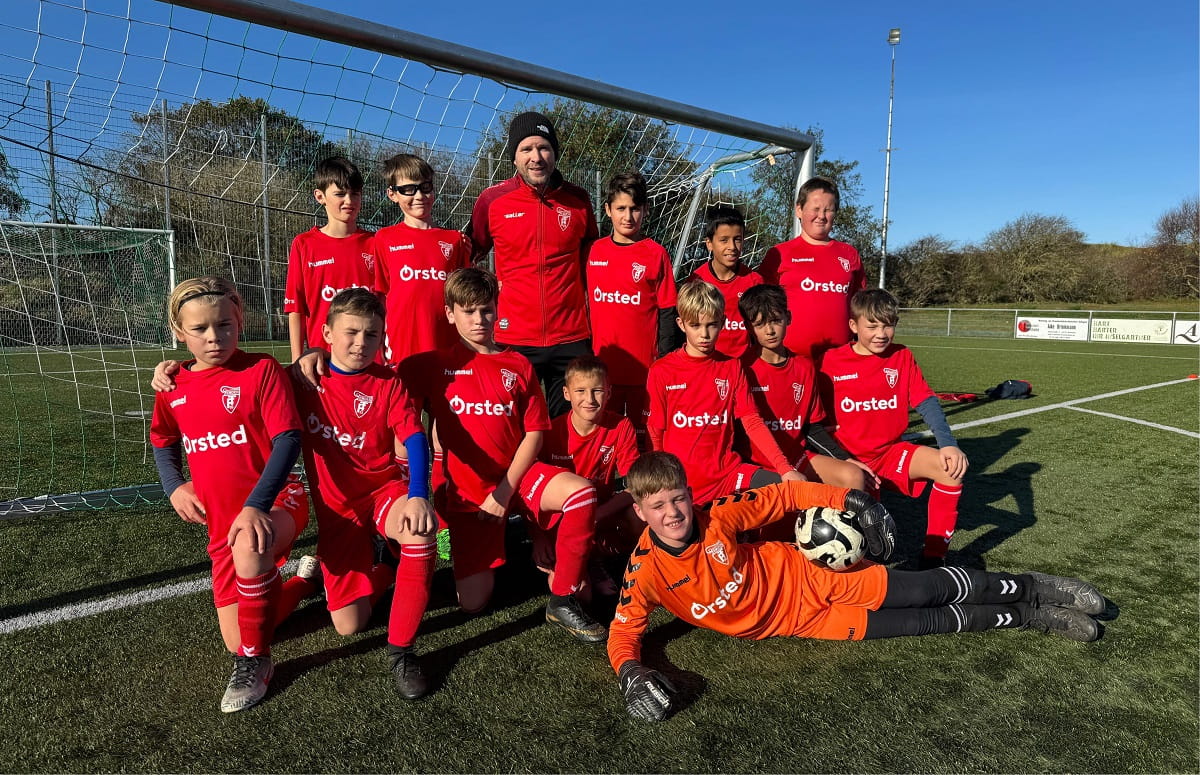 Die Fußball D1-Jugend der FT 03 Emden in den neuen Trikots.