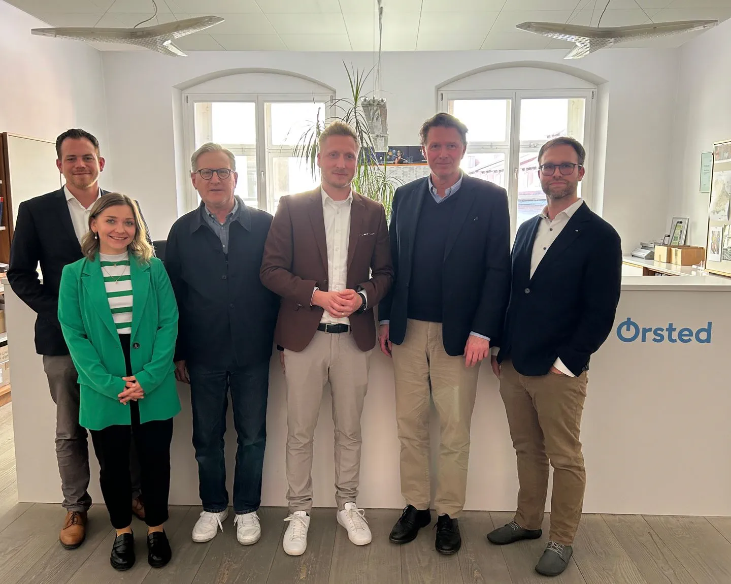 Die IHK- und Ørsted-Onshore-Vertreter*innen (v.l.n.r.): Thomas Genosko, Abteilungsleiter Standortpolitik, Innovation und Umwelt (IHK); Anna-Leandra Fischer, Fachliche Leitung PR & Kommunikation (Ørsted-Onshore); Christoph Markl-Meider, Leitung PR & Kommunikation (Ørsted-Onshore); Stefan Bachmaier, Geschäftsführer (Ørsted-Onshore); Dr. Jürgen Helmes, Hauptgeschäftsführer (IHK); Richard Röck, Bereichsleiter Energie und Umwelt (IHK).