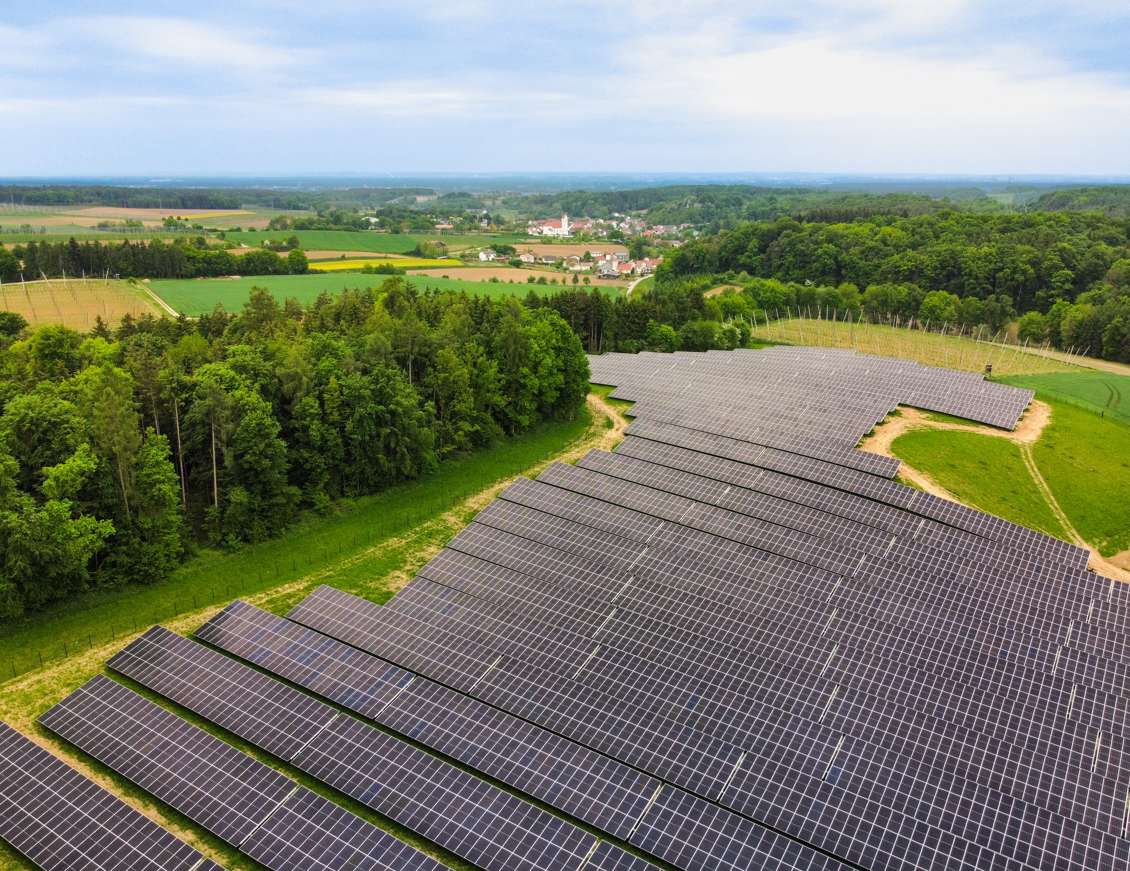 Der  Ørsted-Solarpark Rottenegg liegt in einer sehr ertragreichen und gleichzeitig sichtgeschützten Hanglage nahe dem Geisenfelder Ortsteil Rottenegg (Landkreis Pfaffenhofen an der Ilm).