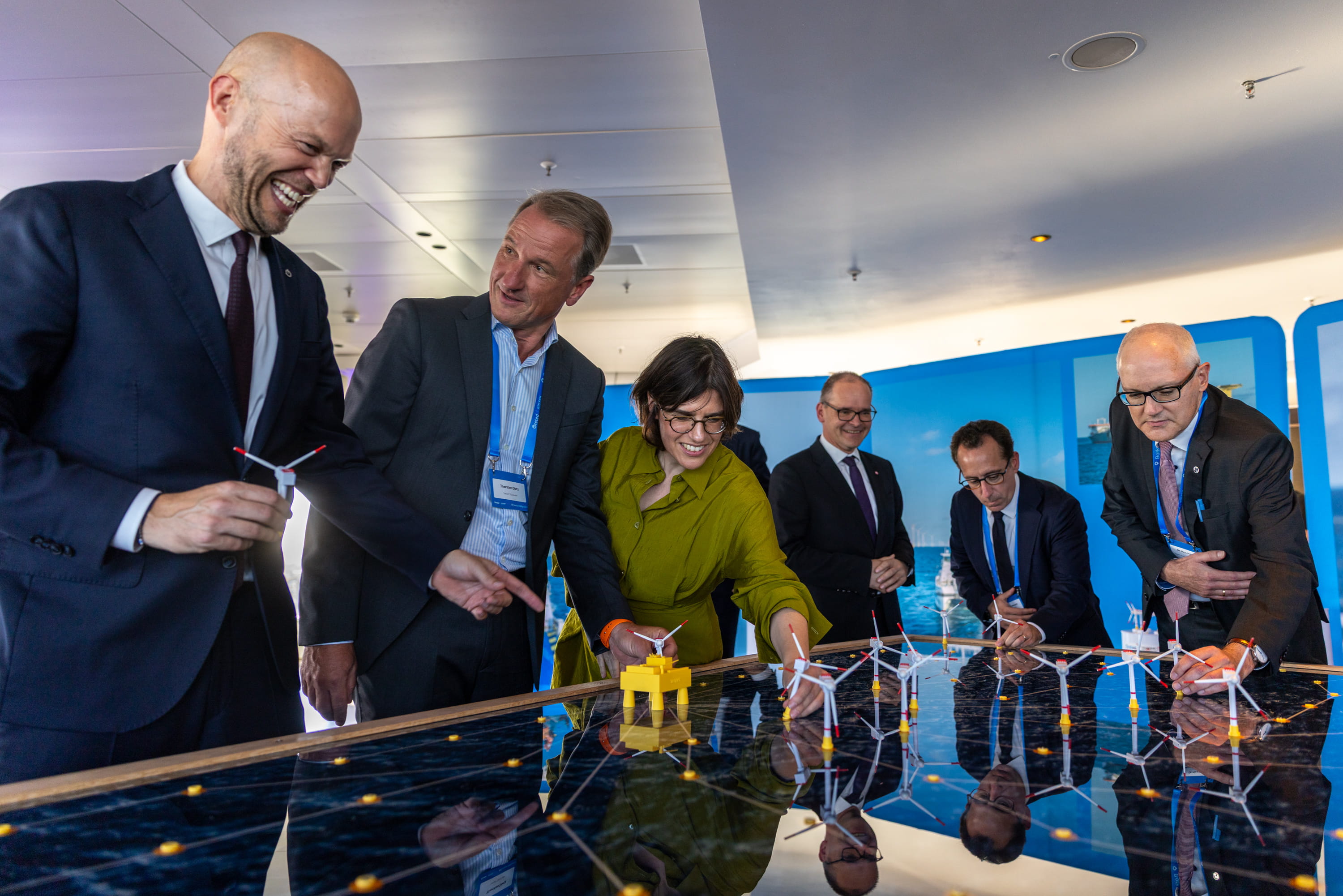 Einweihung von Borkum Riffgrund 3: Rasmus Errboe, CEO von Ørsted; Thorsten Dietz, Director Build DC bei TenneT Deutschland, Tinne Van der Straeten, CEO bei WindEurope; Jordi Francesch, Head of Global Clean Energy bei Nuveen Infrastructure; Grant Hendrik Tonne, Niedersächsischer Minister für Wirtschaft, Verkehr und Bauen und Dr. Nico Nolte, Abteilungsleiter beim Bundesamt für Seeschifffahrt und Hydrographie (v.l.n.r.)