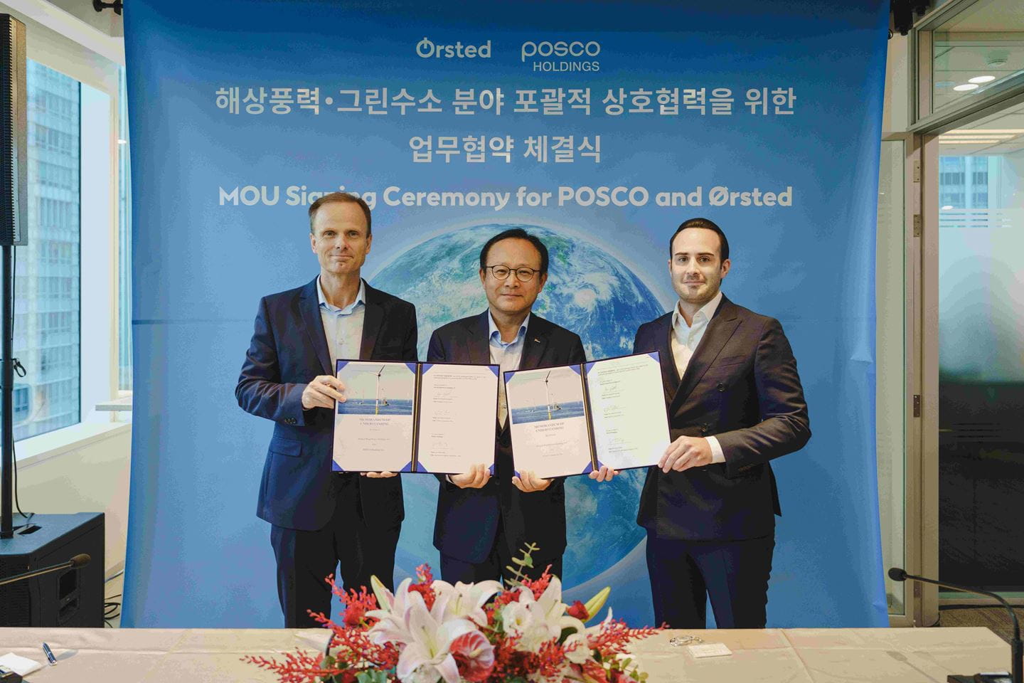 페어 마이너 크리스텐센 오스테드 아시아태평양 대표(왼쪽), 정기섭 포스코홀딩스 대표이사 사장/전략기획총괄 (가운데), 잭 소이어 오스테드 아태 지역 커머셜 총괄(오른쪽)