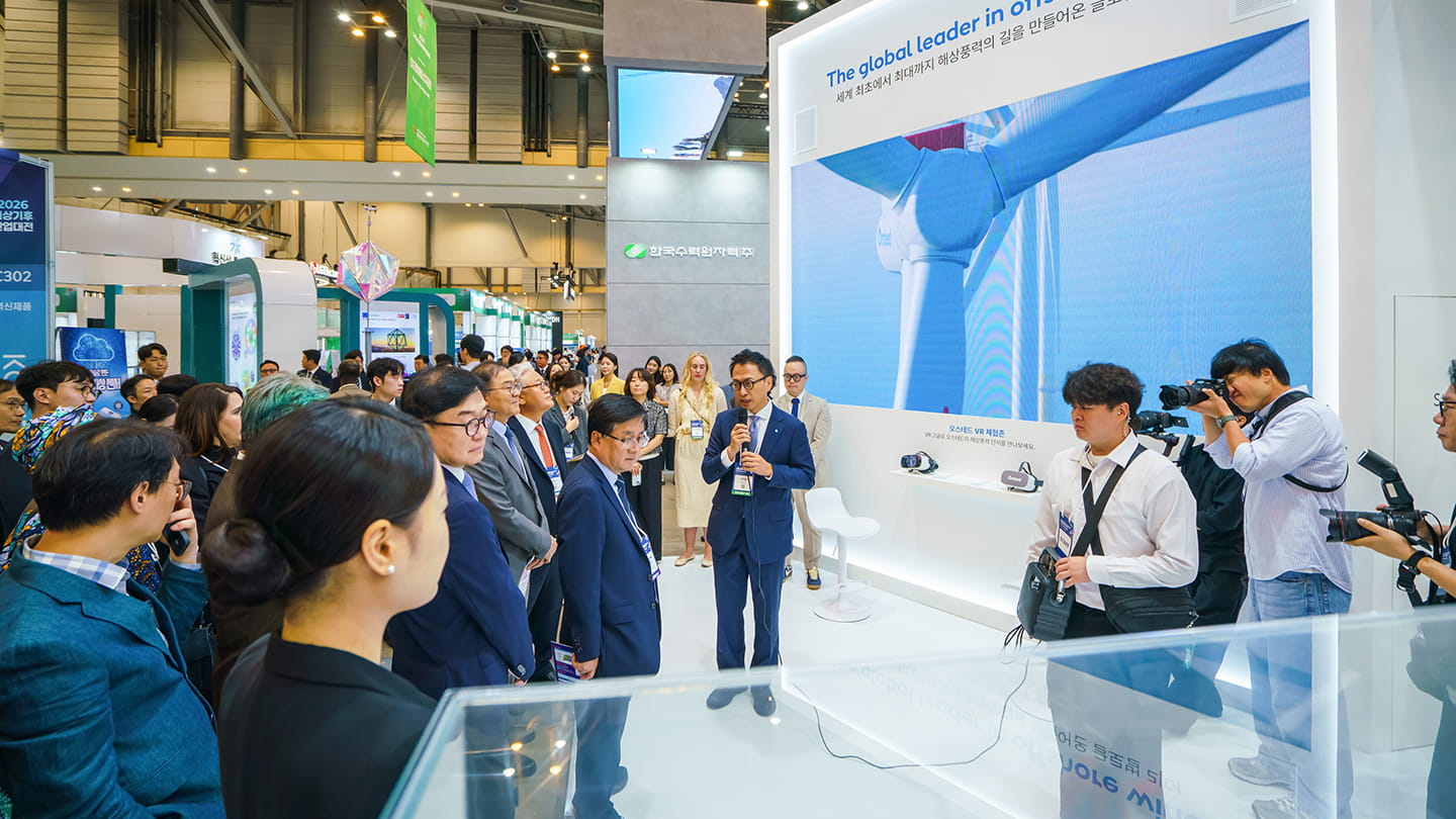 David Taeseung Yoo, Country Manager of Ørsted Korea, introduces the Incheon offshore wind project to Kim Sung-hwan, Minister of Climate, Energy and Environment, and other distinguished guests at Ørsted’s booth at the 2026 Korea Energy Show.