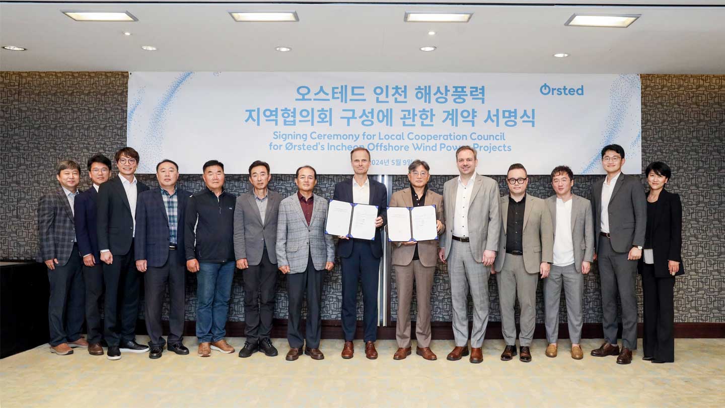 9일 인천에서 열린 ‘오스테드 해상풍력 지역협의회 구성에 관한 계약 서명식’에서 오스테드와 지역협의체 참석자들이 기념촬영을 하고 있다. (왼쪽 여덟번째부터) 오스테드  아태지역 최고경영자 페어 마이너 크리스텐센, 이민영 덕적면 발전위원회 위원장,  오스테드 프로젝트 디렉터 소렌 글룬 등 관계자들이 기념촬영을 하고 있다.