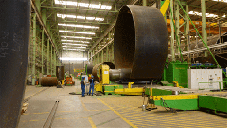 Stålet bliver bøjet