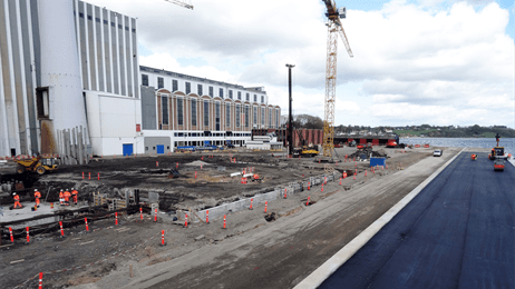 The conversion of Skærbæk Power Station is in full swing. To the left, you can see unit 2's chimney which is to be fitted with new flue gas pipes, and the works on casting the foundation for the future wood chip boilers. To the right, you can see the new 250m long quay.