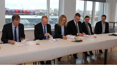 From the left: Flemming Funch, Vice President in NovoZymes, Thomas Dalsgaard, Executive Vice President in DONG Energy Thermal Power, Lene Hylling Axelsson, Corporate Vice President in Novo Nordisk, Michael Hallgren, Senior Vice President in Novo Nordisk, Hans-Martin Friis Møller, CEO in Kalundborg Forsyning og Lars Hansen, Senior Manager in DONG Energy.