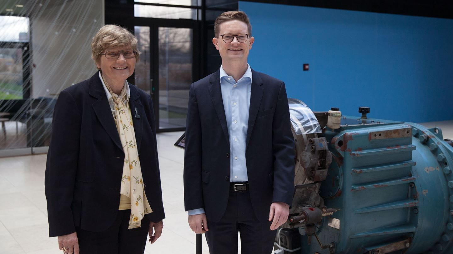 Præsident for Selskabet for Naturlærens Udbredelse, professor Dorte Olesen og Jakob Askou Bøss, strategi- og kommunikationsdirektør i Ørsted.