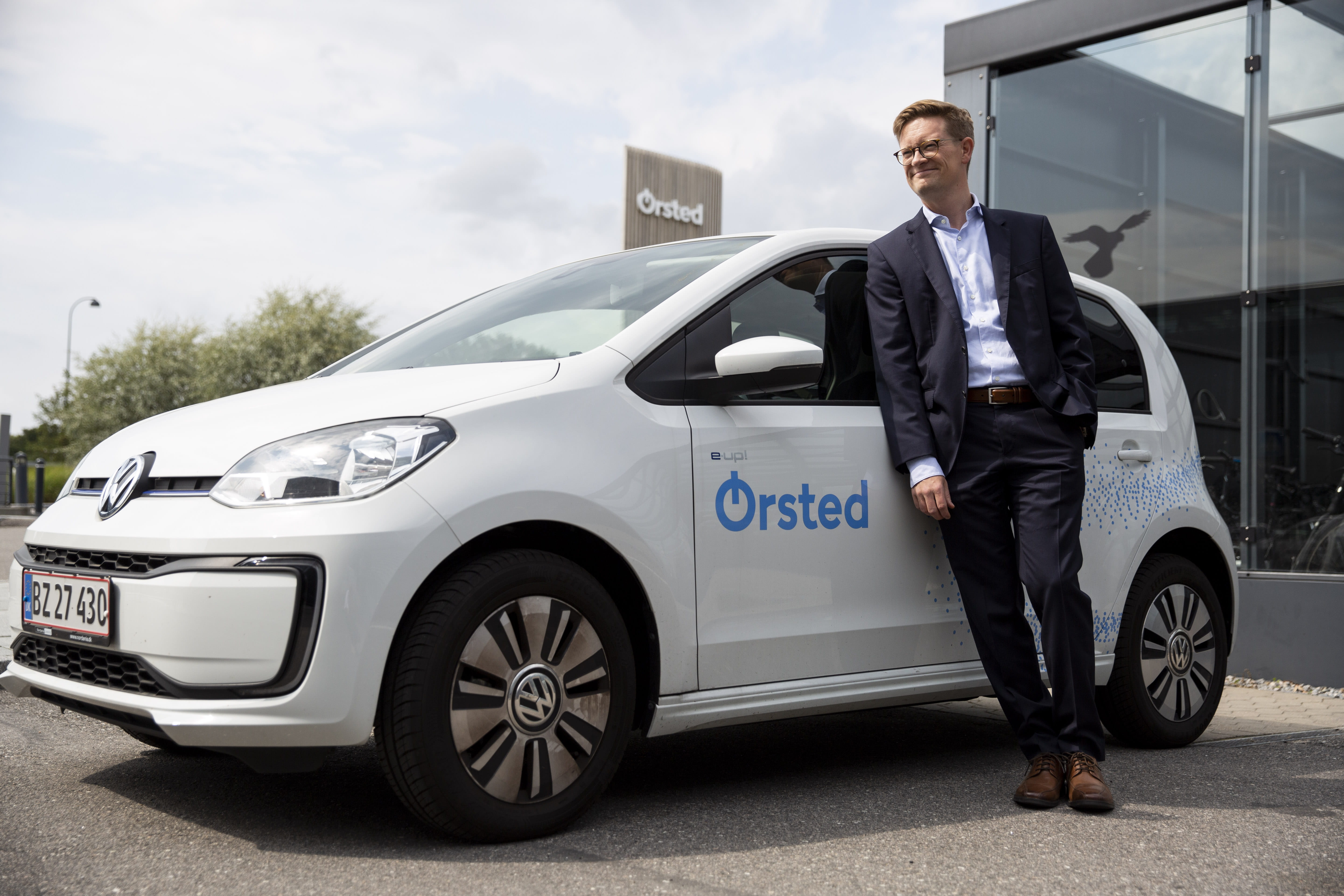 Strategi- og kommunikationsdirektør Jakob Askou Bøss ved en af Ørsteds elbiler. I dag er 22% af selskabets bilflåde elbiler eller plug-in hybrider.