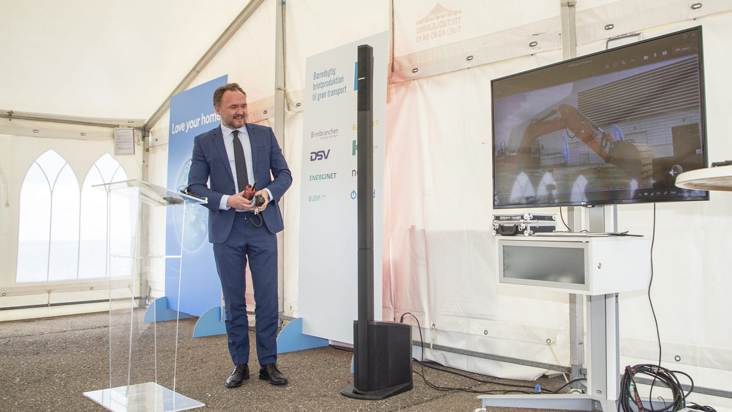 The Danish minister for Climate, Energy & Utilities, Dan Jørgensen, initiates the onsite construction of H2RES. Photo: Filip Misiak Photography.