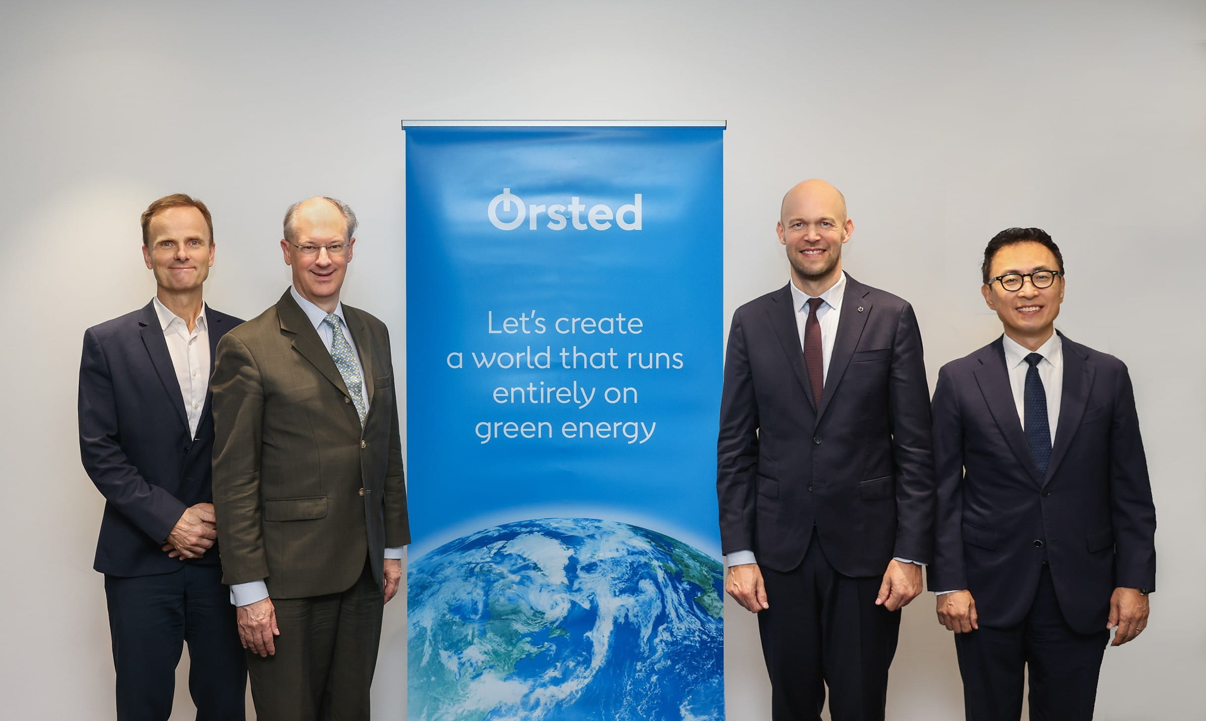 From left: Per Mejnert Kristensen, CEO of APAC at Ørsted; Philippe Van Hoof, Chairman of the European Chamber of Commerce in Korea (ECCK); Rasmus Errboe, Group President and CEO of Ørsted; and David Taeseung Yoo, Country Manager of Ørsted Korea.   (From second left: Kim, Jong-hwa, President and Head of New Growth Business Division; Kim, Injae, Senior Executive Director and Head of Overseas Wind Business Department; Søren Gyllun, Project Director, Ørsted Korea; and David Taeseung Yoo, Country Manager of Ørsted Korea) 