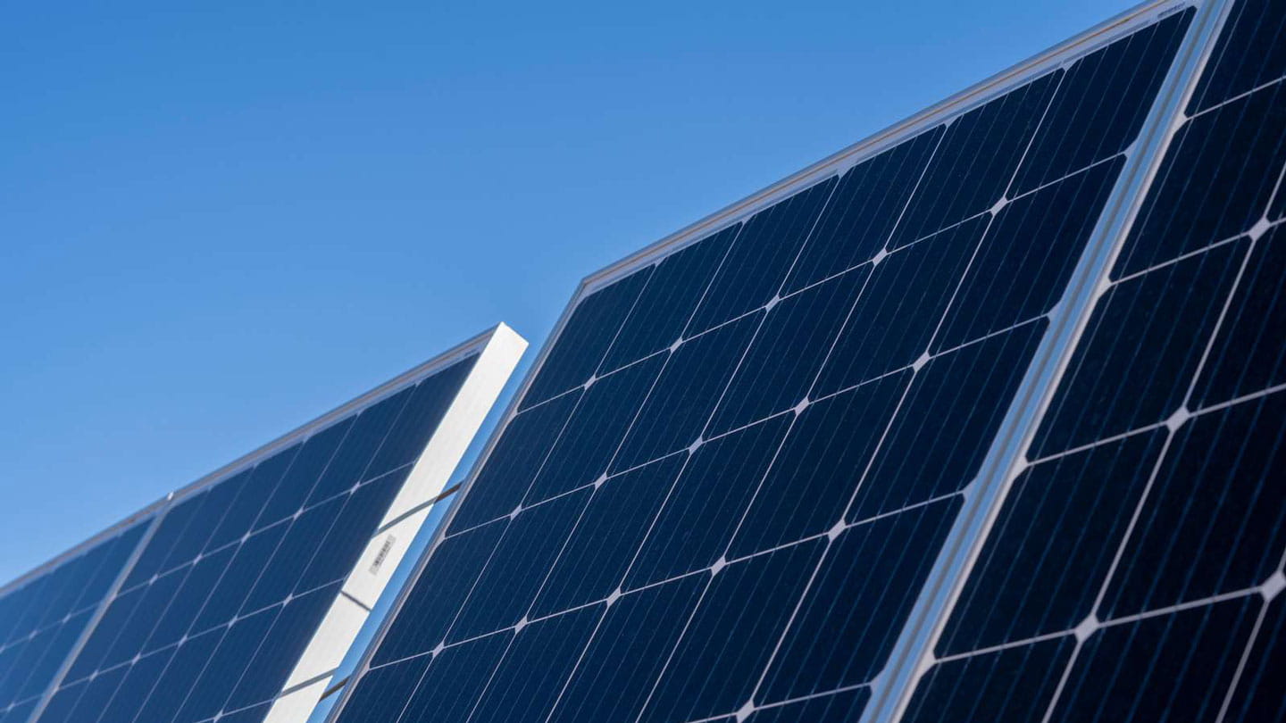 Paneles solares de Ørsted con un cielo azul despejado al fondo.